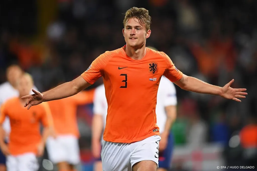 ronaldo probeert de ligt te strikken1560130573