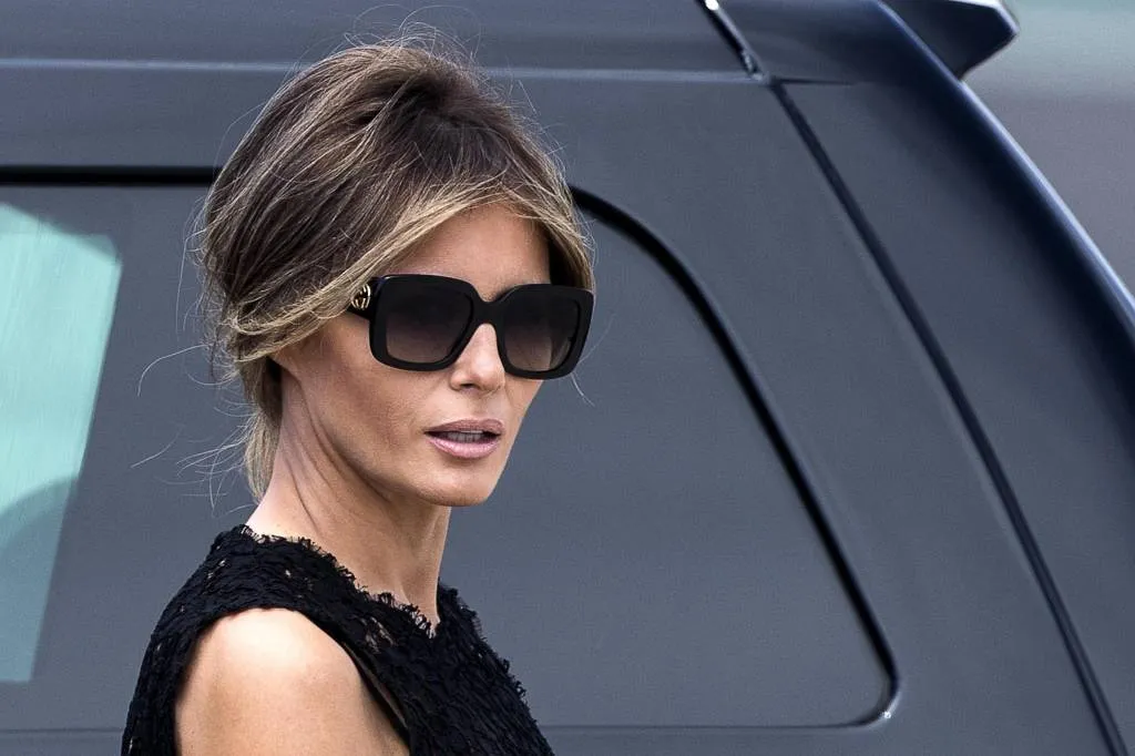 rook in vliegtuig met melania trump1539783378