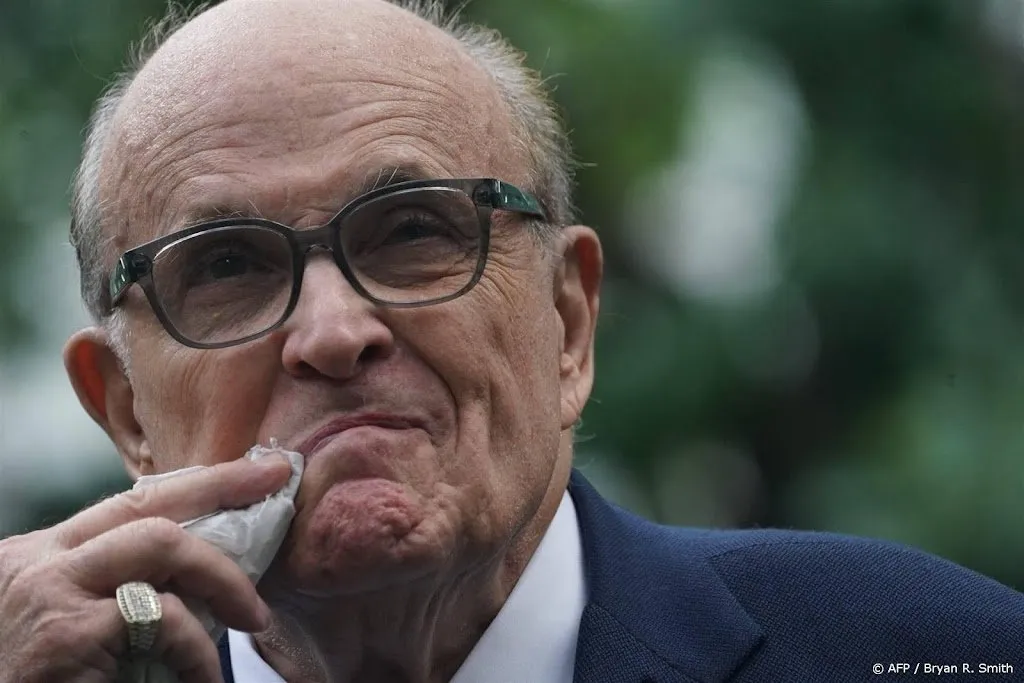 rudy giuliani aangeklaagd om 14 miljoen dollar advocaatkosten1695098475