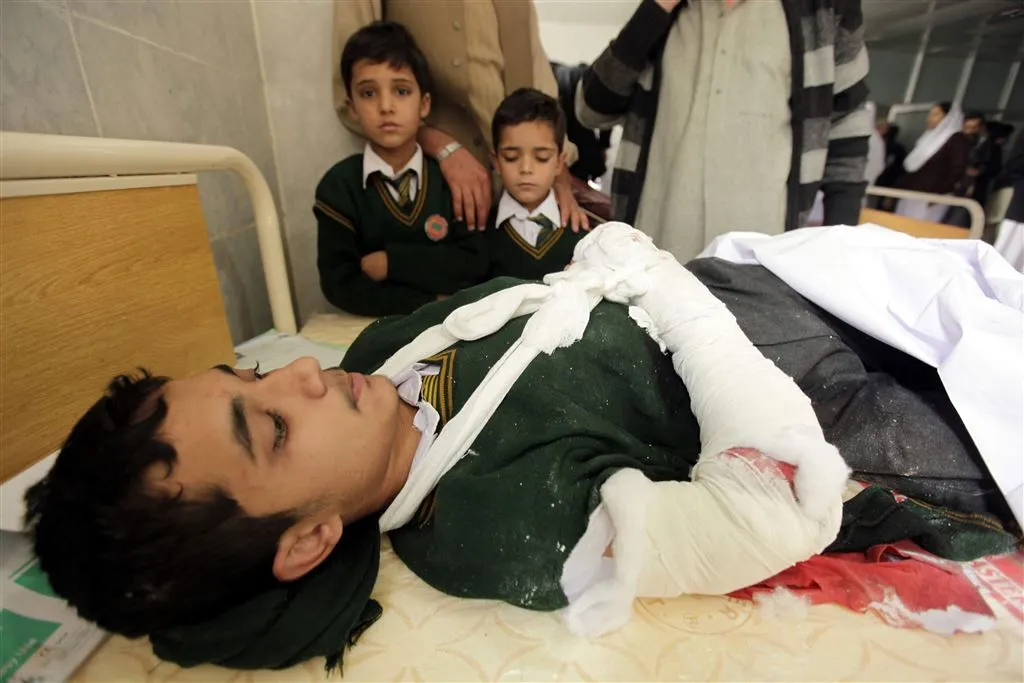 ruim honderd doden in peshawar1418722570