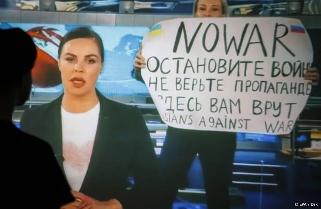russische tv activiste neemt ontslag weigert politiek asiel1647581612