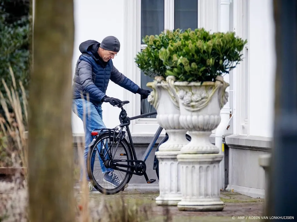 rutte praat in catshuis over avondklok1610859619