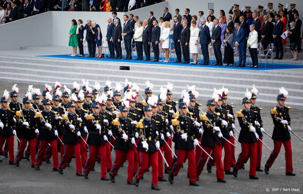 rutte woont grote legerparade parijs bij1563103217