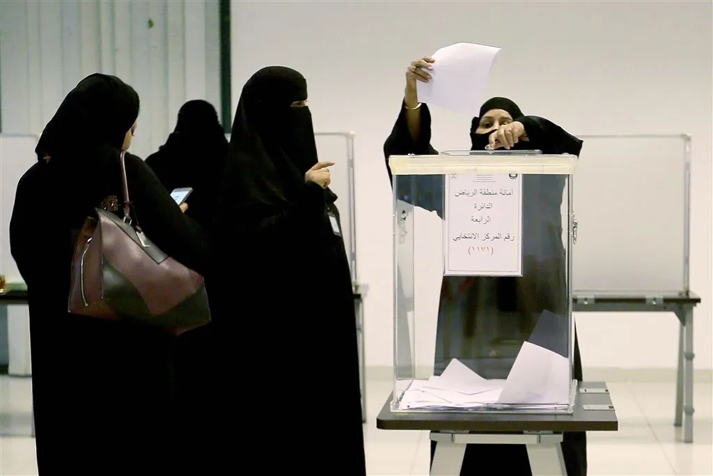saudische vrouw wint zetel bij verkiezingen1449991211