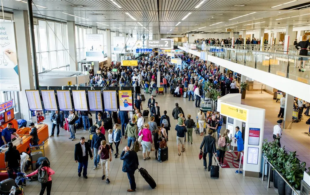 schiphol beleeft drukste dag ooit1438481301