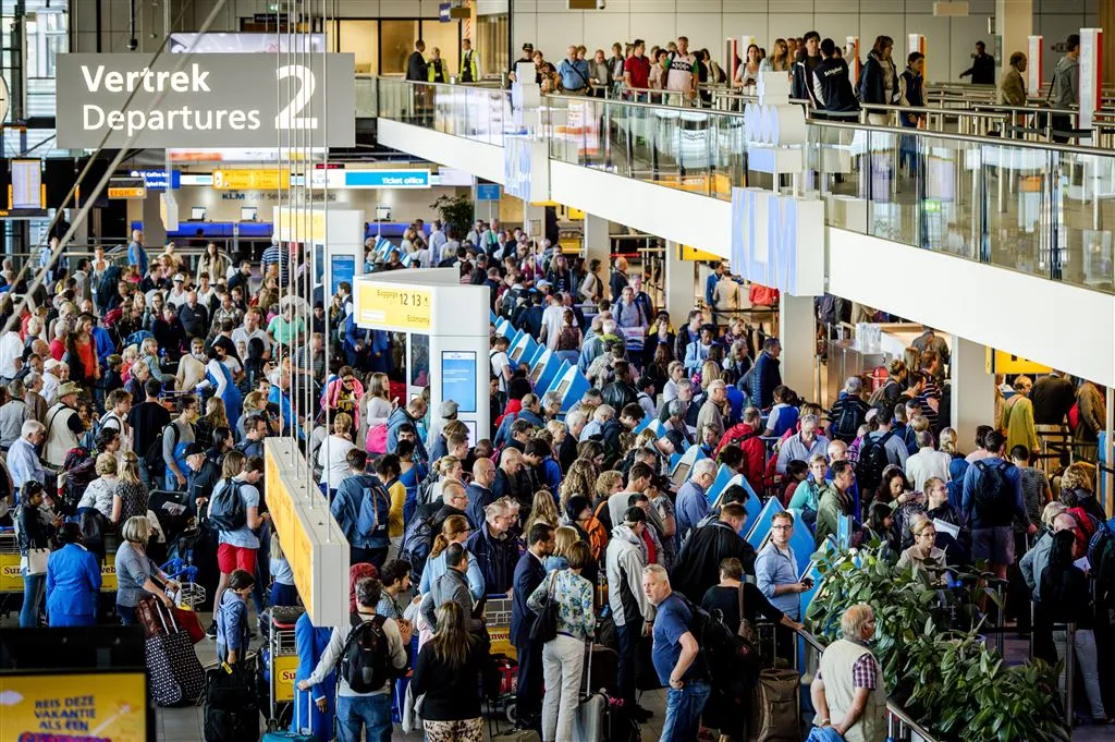 schiphol door grens 200 000 reizigers per dag1467969616