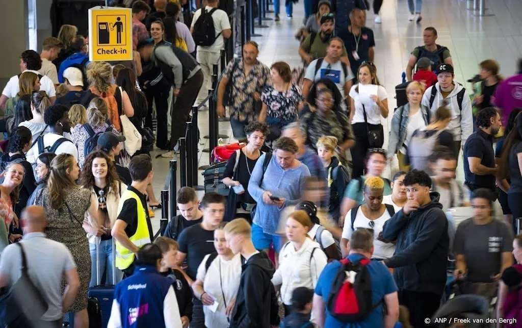 schiphol wil dat vliegmaatschappijen vluchten annuleren om drukte1662986192