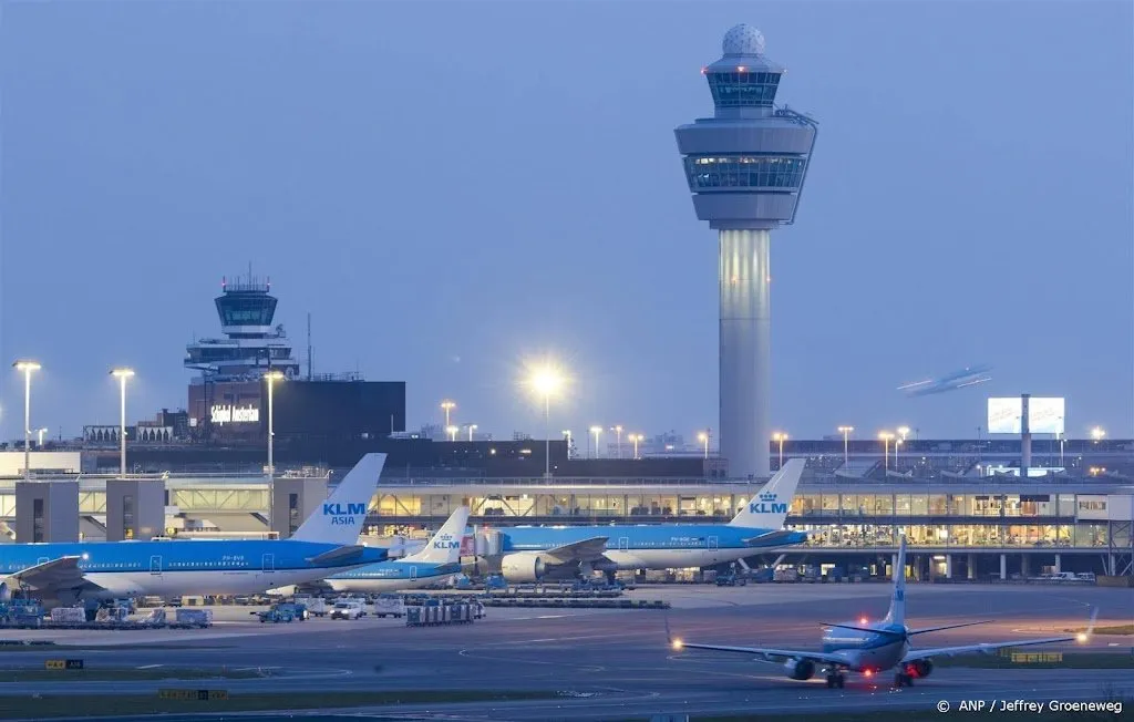 schiphol wil om stikstofrechten opgekochte boerderijen verkopen1683122495