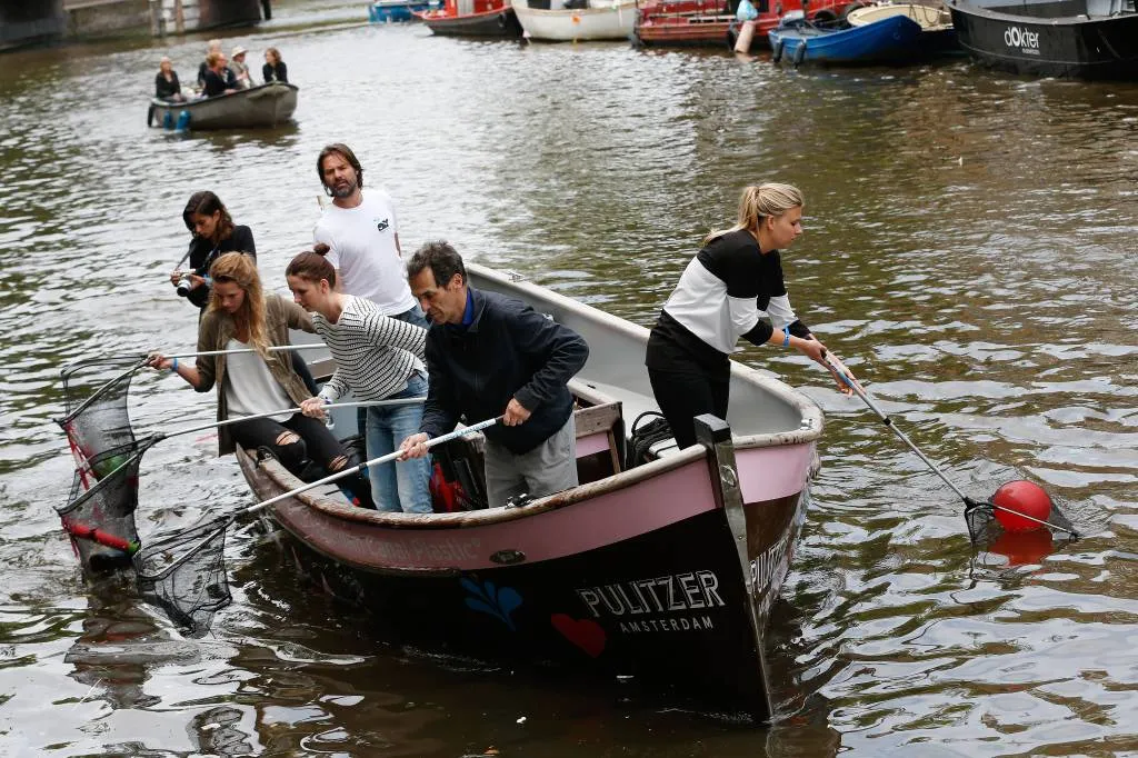 schoonmaak grachten na canal parade begonnen1533459618