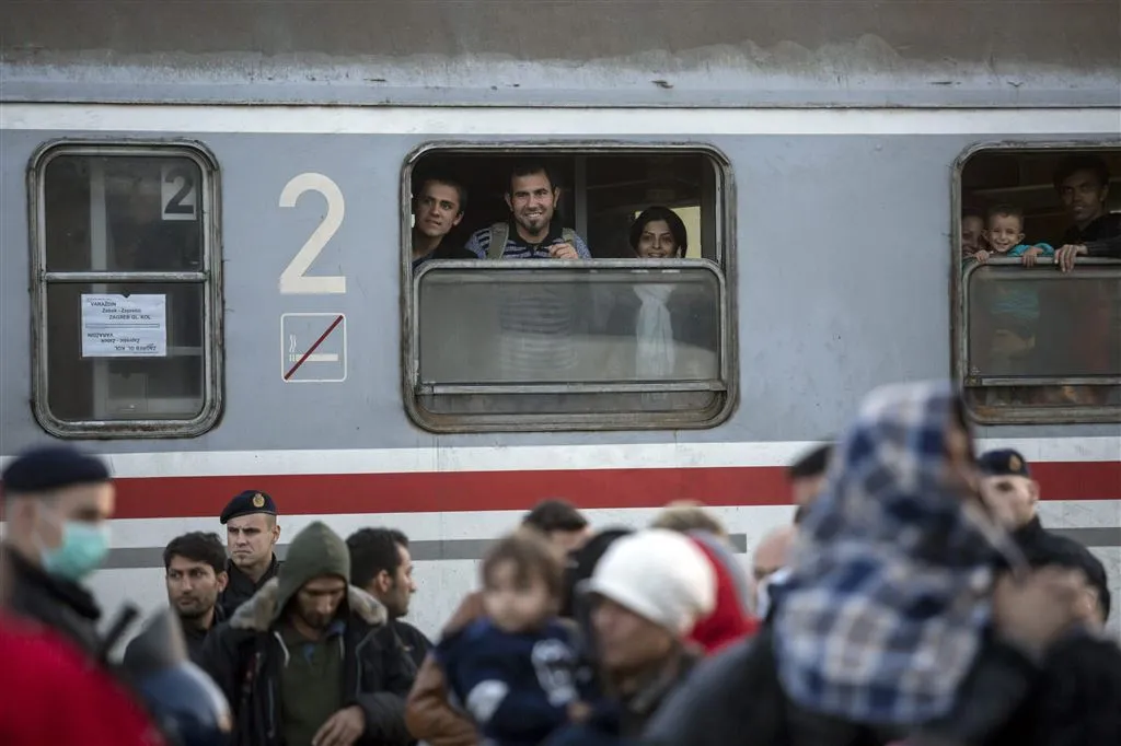 slovenie houdt trein met vluchtelingen tegen1445239452