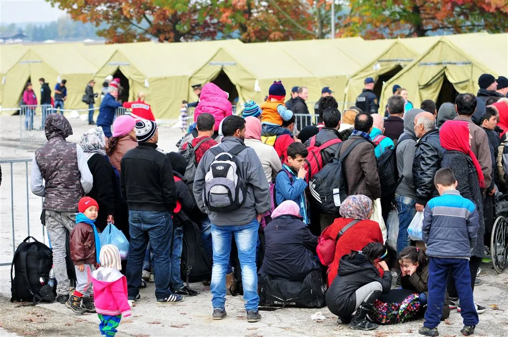 slovenie laat per dag 2500 vluchtelingen toe1445213296