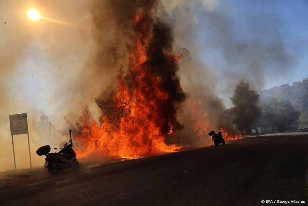 spaanse brandweer krijgt bosbranden onder controle1658403899