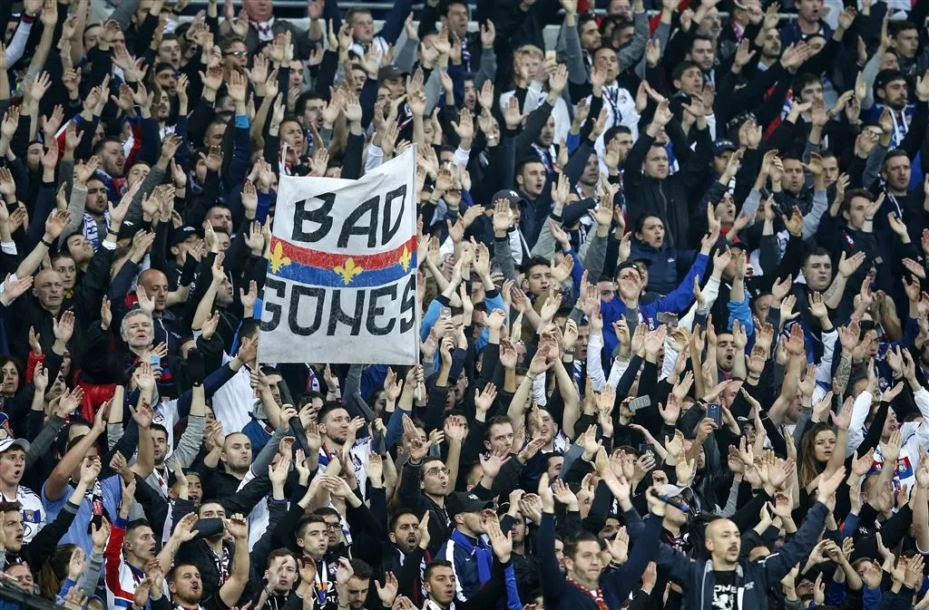 spelers en fans van ajax vieren feest in lyon1494539538