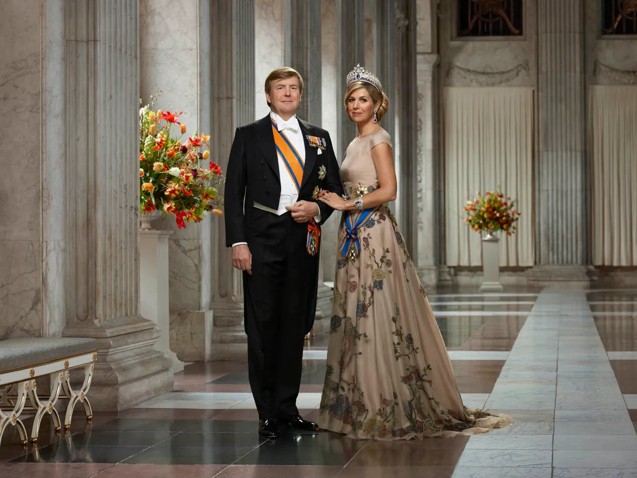 staatsiefoto koning willem alexander en koningin maxima in burgerzaal 2018 erwin olaf liggend