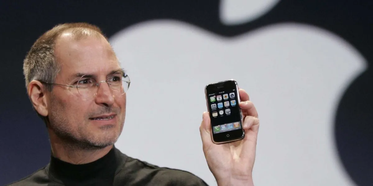 steve jobs unveils first iphone 21