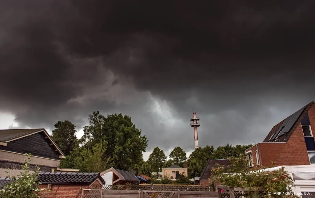 stevige onweersbuien met windstoten verwacht1559626576