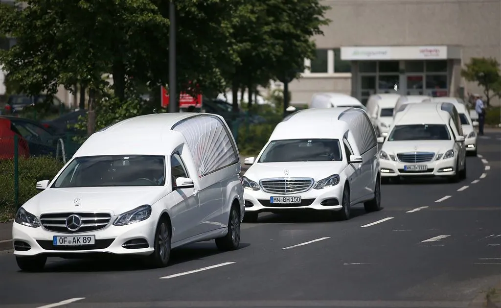 stoet witte lijkwagens op duitse snelweg1433946490