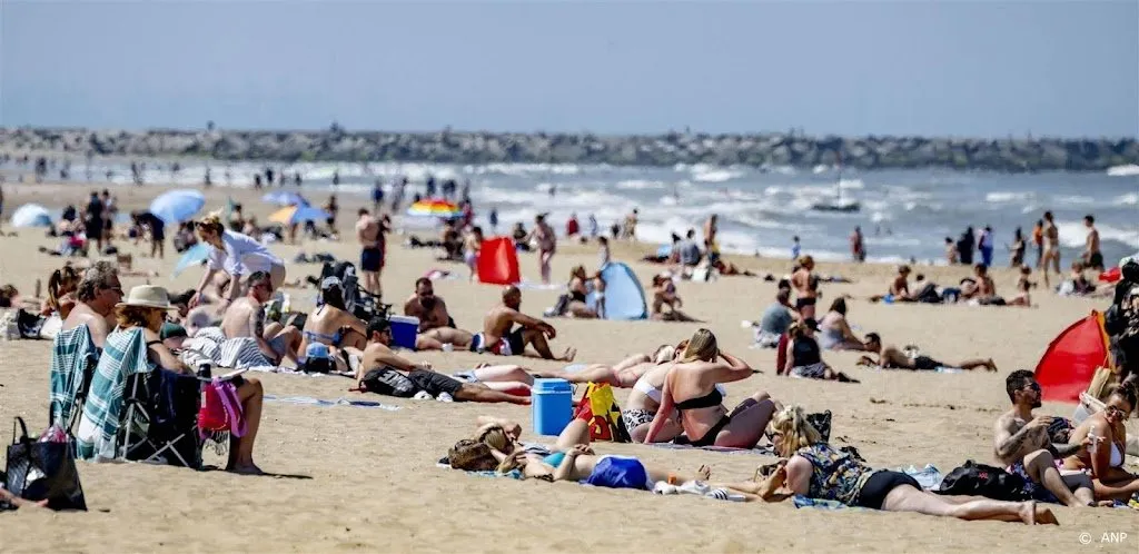 strandbezoekers zaterdagochtend op sommige plekken in de file1686384514