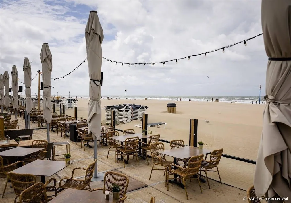 strandtenten missen gasten door regenachtige zomer1690986819
