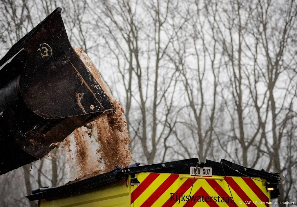 strooiwagens de weg op om asfalt te koelen1563890906