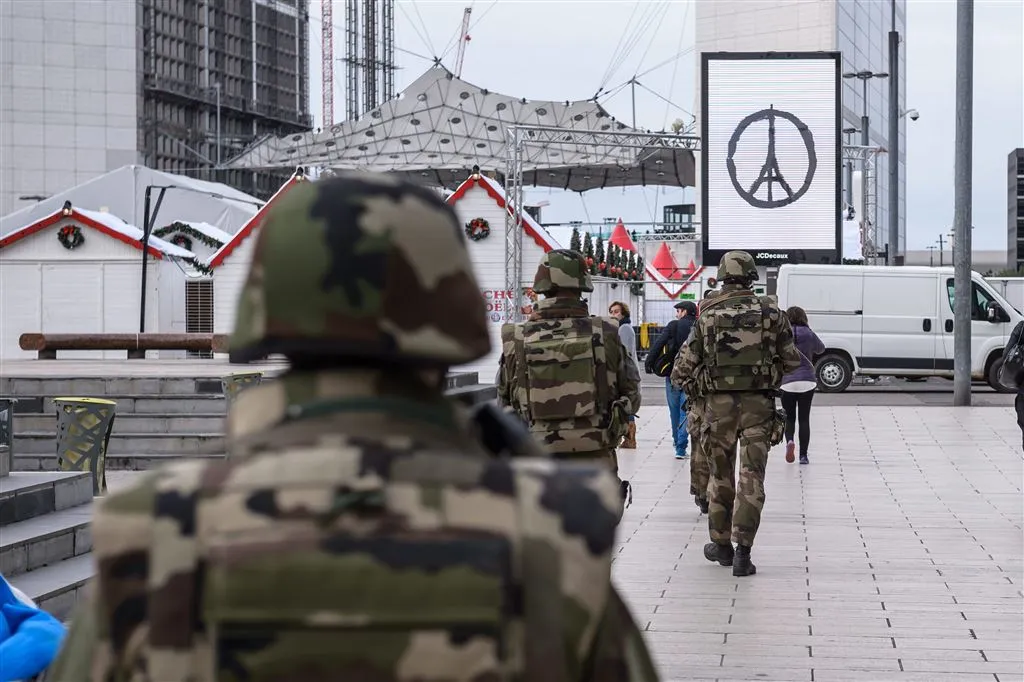 terroristen wilden toeslaan in la defense1447842731