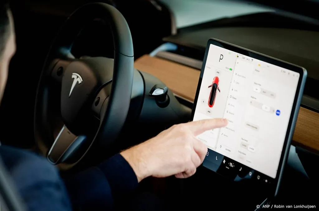 tesla gaat videos streamen in autos1564280166