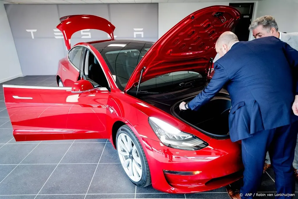 tesla maakt nu echt model 3 van 35 000 dollar1551417133