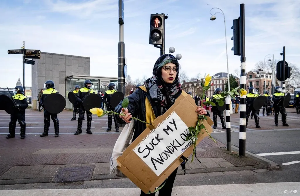 tientallen actievoerders melden zich weer op museumplein1615124524