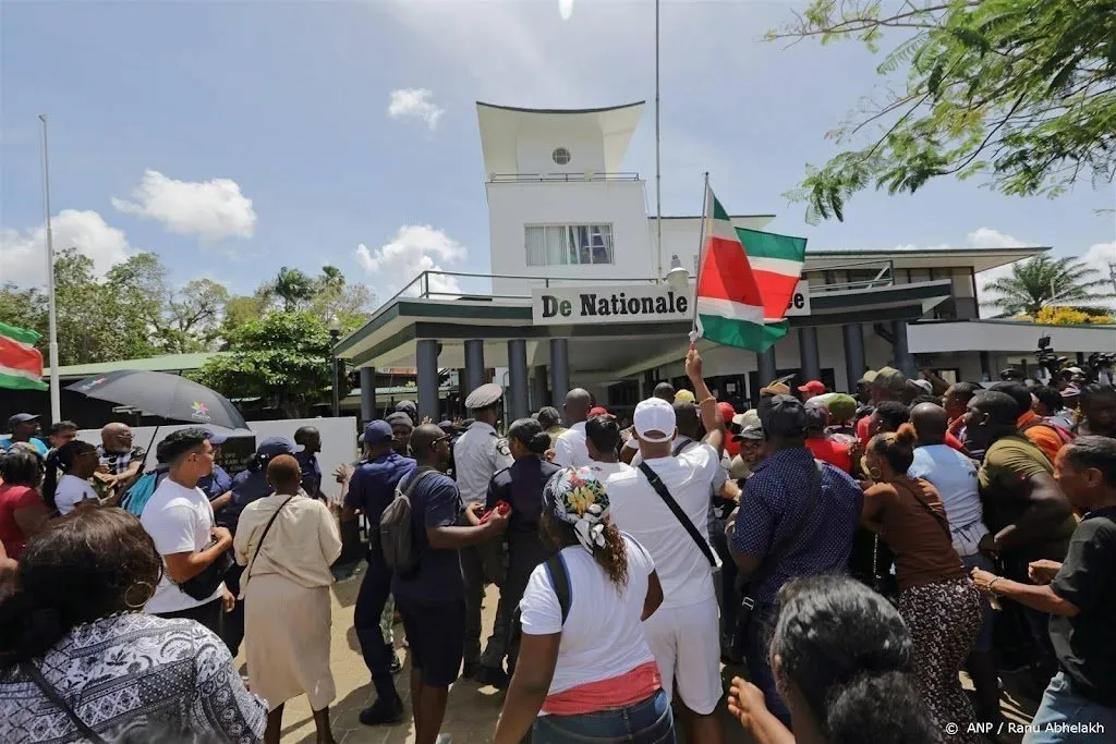 tientallen arrestaties en gewonden na onrust in paramaribo1676691464