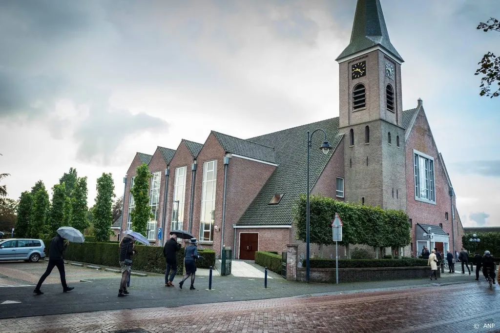 tientallen bezoekers in dorpskerk staphorst1602407777