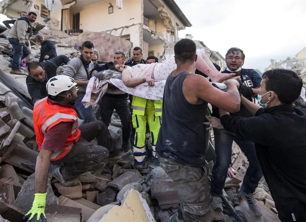tientallen doden in verwoeste dorpjes italie1472035072