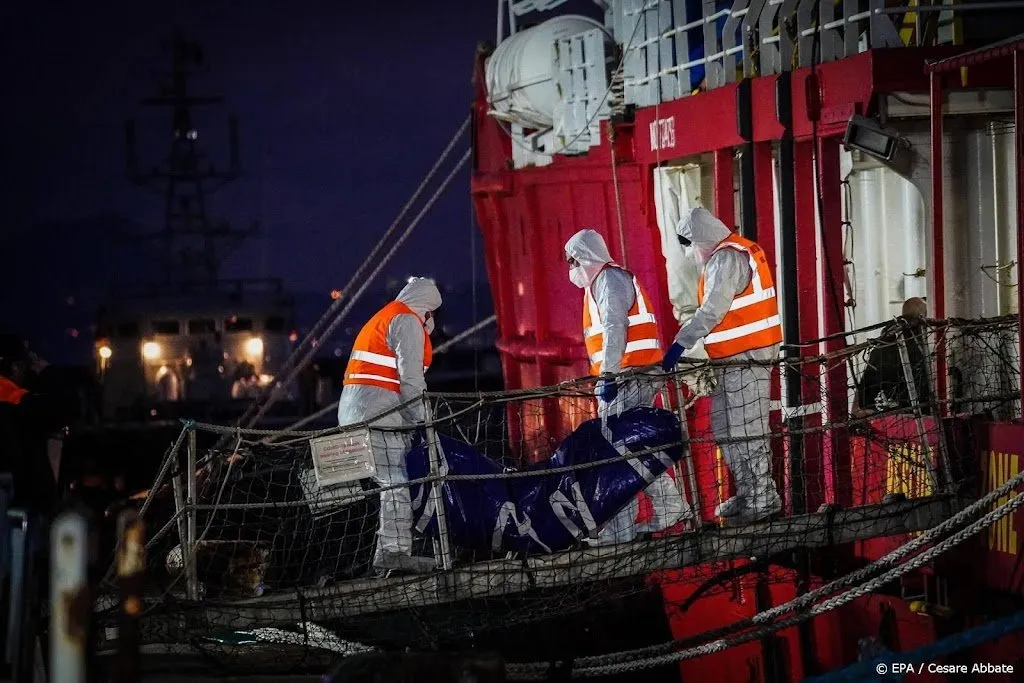 tientallen omgekomen migranten aan italiaanse kust gevonden1677404192