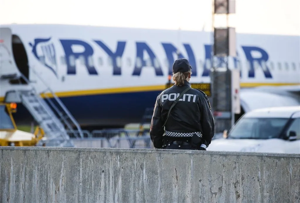 toestel ryanair ontruimd na verdacht gedrag1463346773