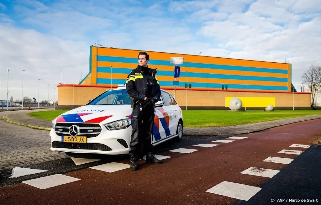 tramschutter gokmen t gooide kokend vet naar gevangenispersoneel1698072985