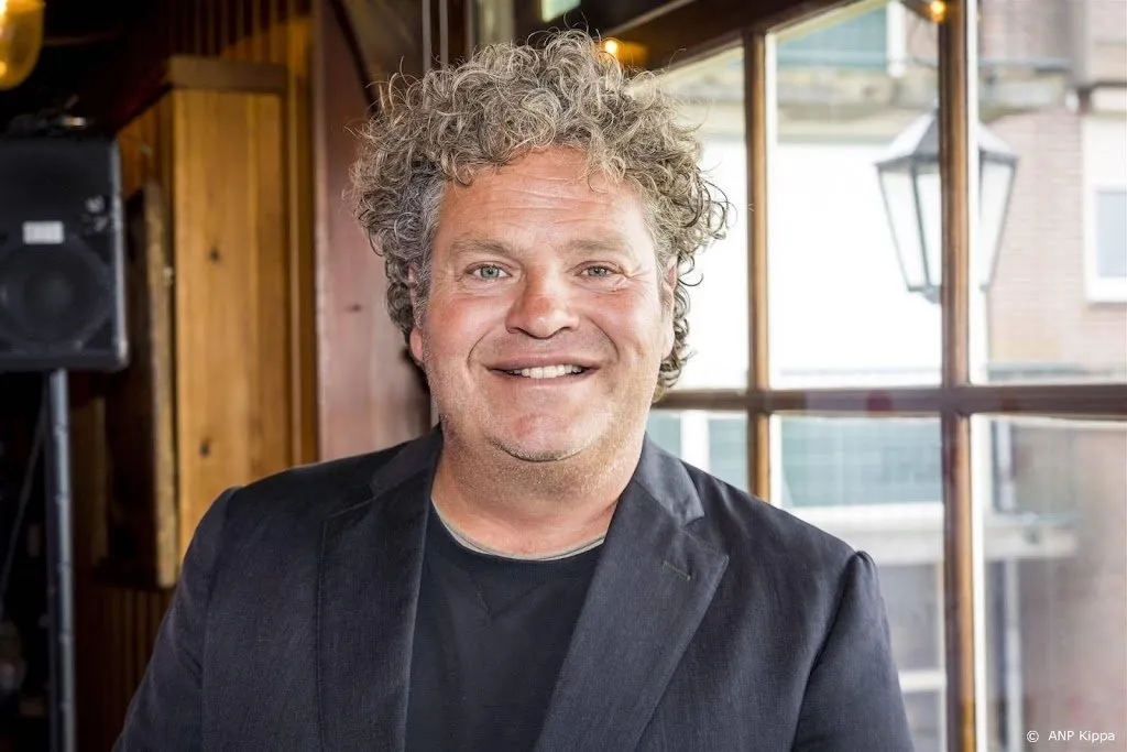 trouwambtenaar dirk zeelenberg ziet ringen wegvliegen in ballon1689423886