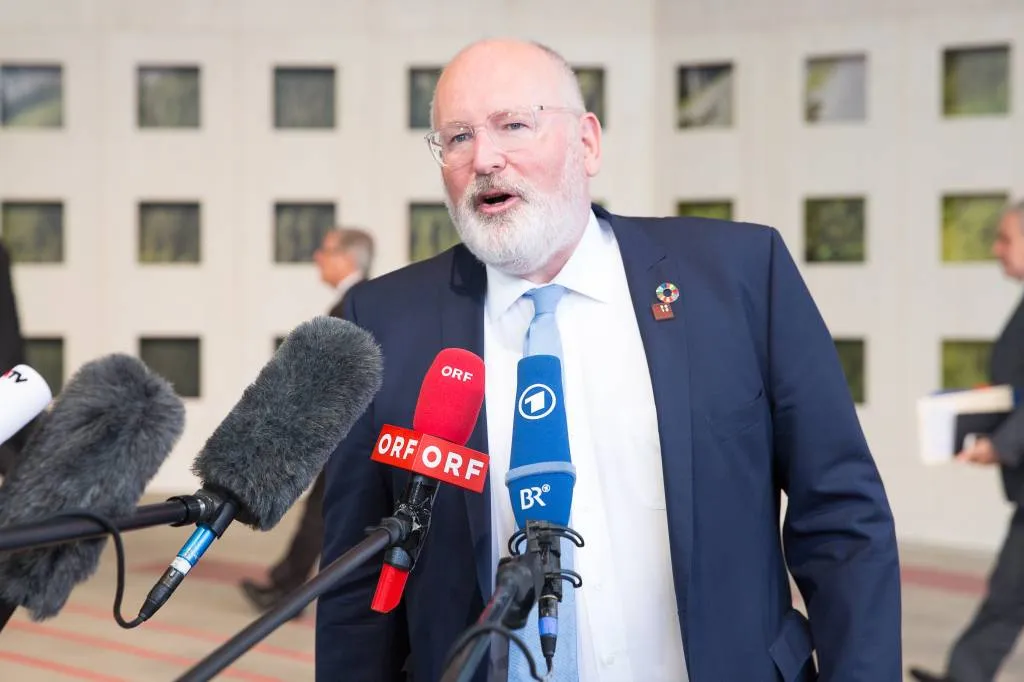 turkije gaat met timmermans praten over visa1534366577