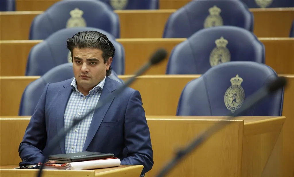 twee turkse pvda kamerleden uit fractie gezet1415914336