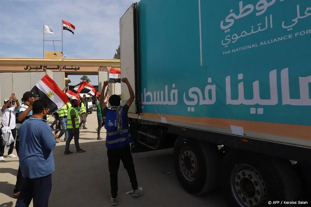 tweede konvooi met hulpgoederen vanuit egypte naar gazastrook1697976554