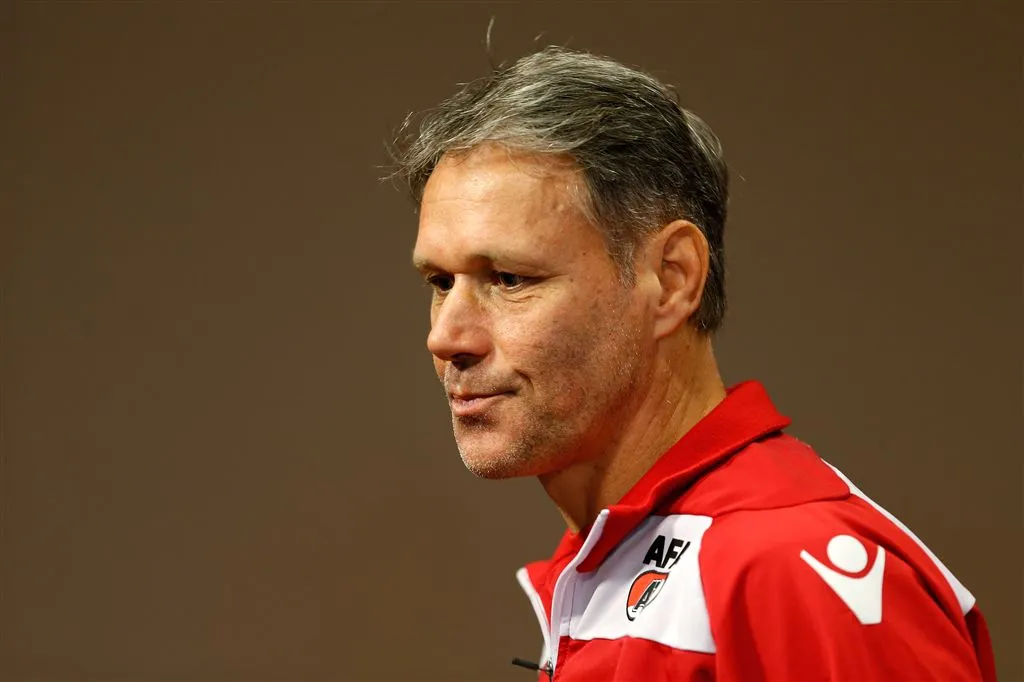 van basten wilde op 31 juli al stoppen1411156345