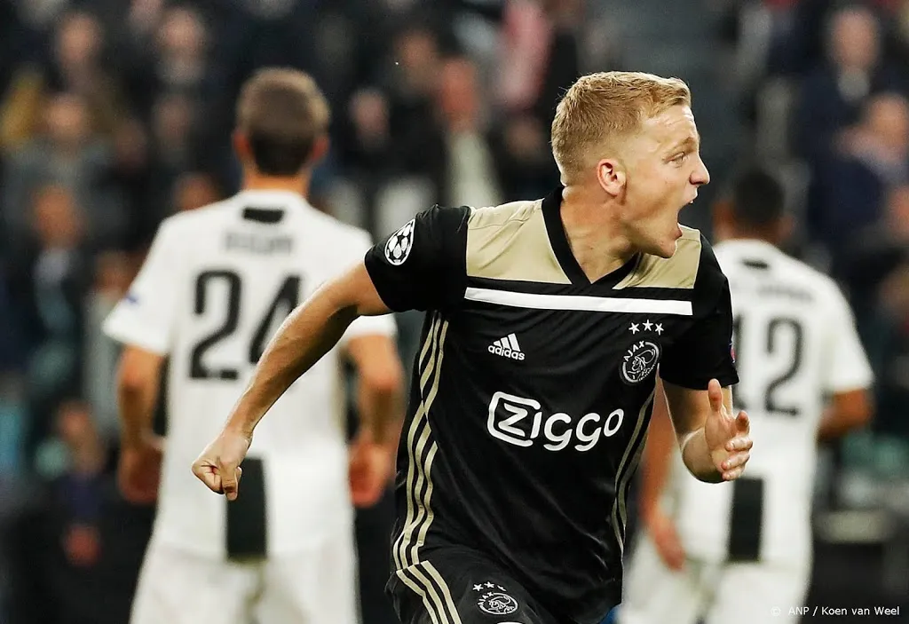 van de beek scoort en denkt aan vriend nouri1555479131