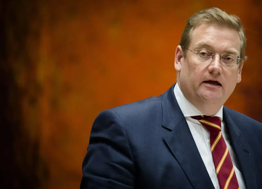 van der steur heeft weer veel uit te leggen1451957780