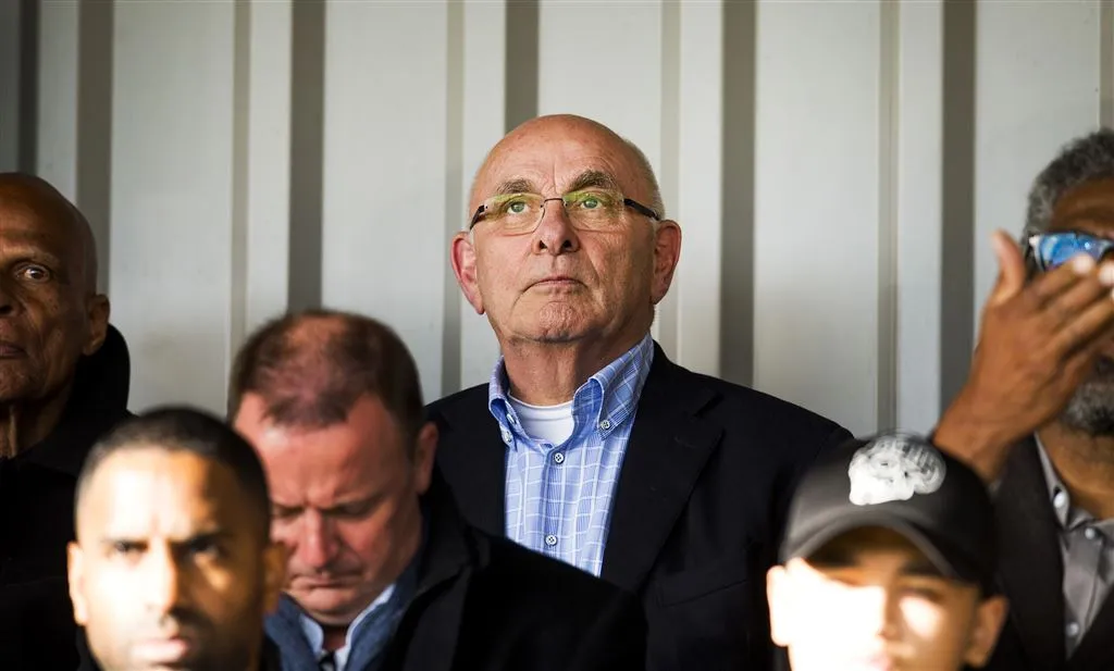 van praag trekt rookgordijn op1432146567