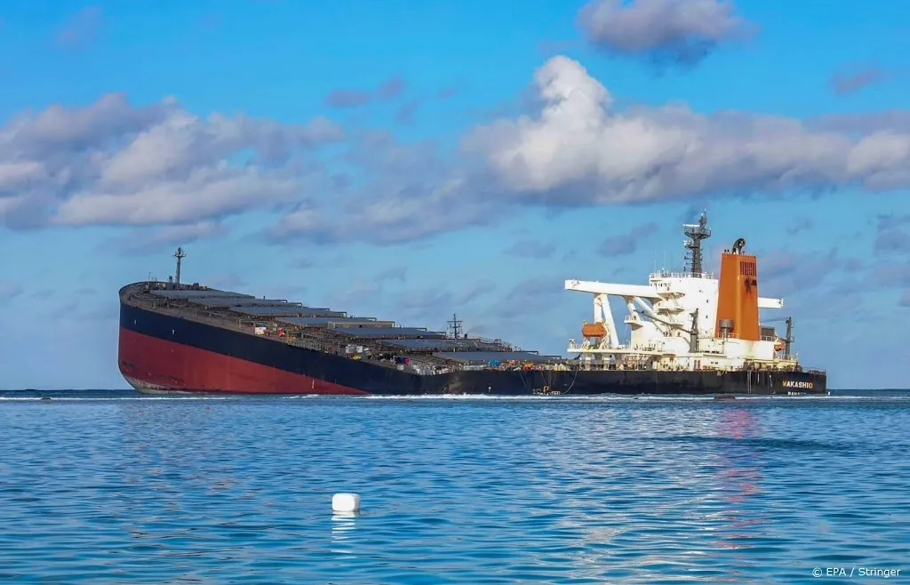 vastgelopen schip op rif bij mauritius in tweeen gebroken1597506006