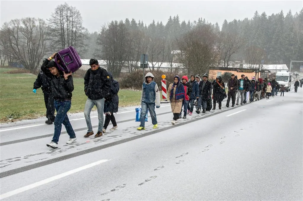 veel minder vluchtelingen naar duitsland1450715777