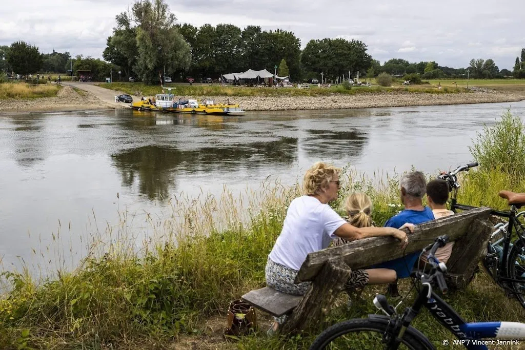 veerponten uit de vaart door laagwater1659340107