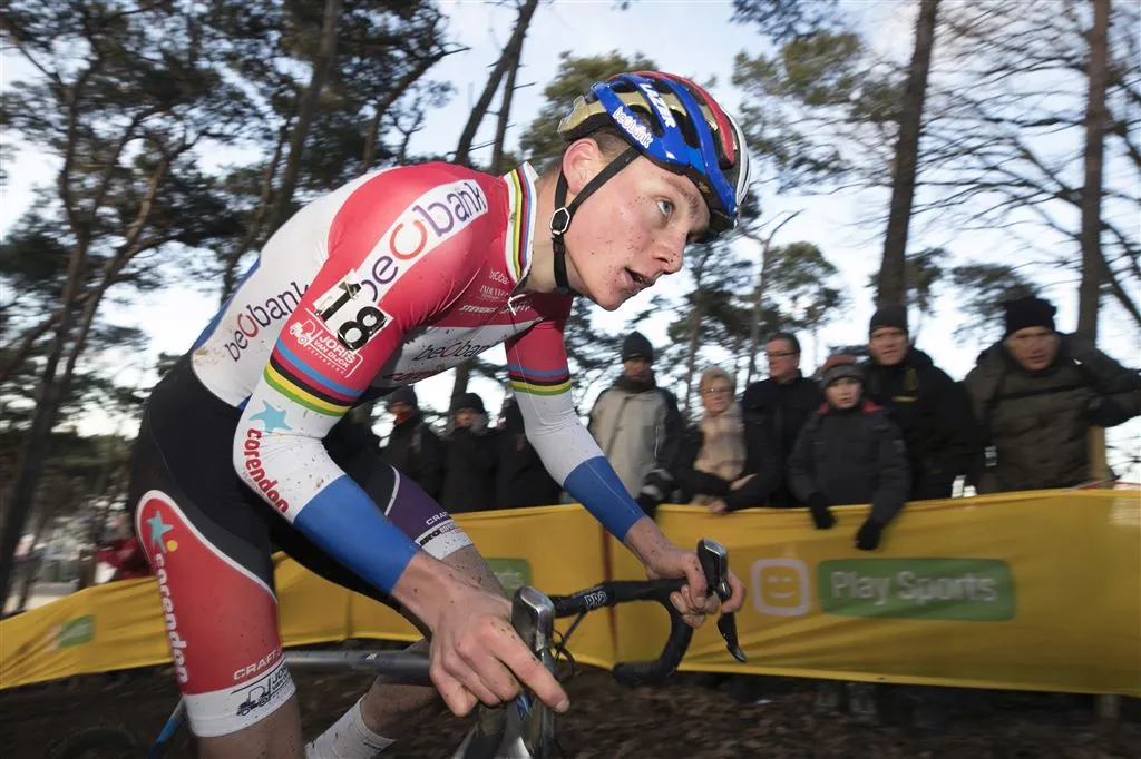 veldrijder van der poel onderuit in azencross1483025045