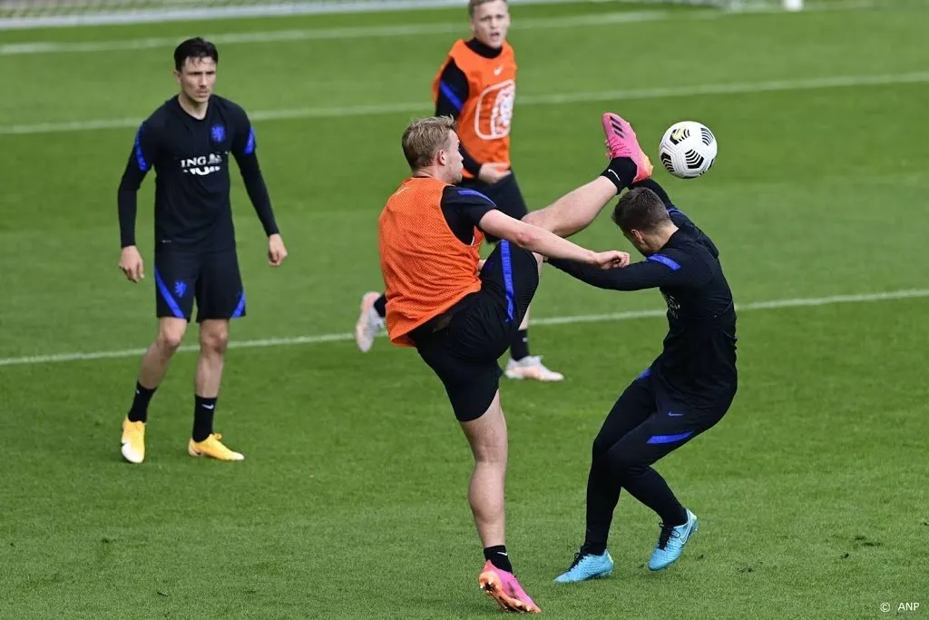 verdediger de ligt stapt uit training van oranje1622375351