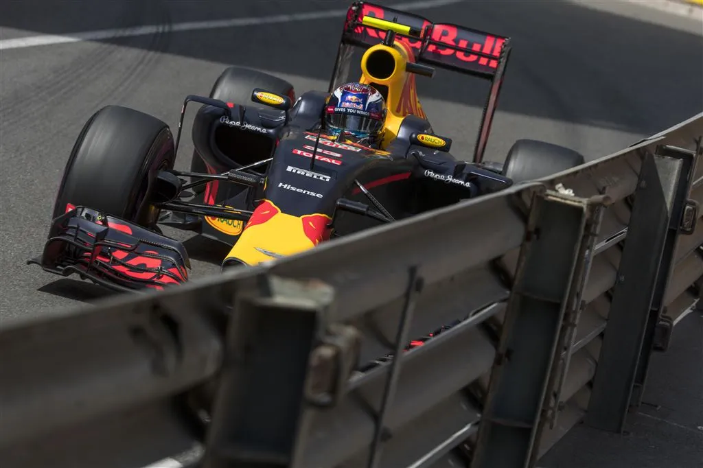 verstappen crasht in kwalificatierace monaco1464438751