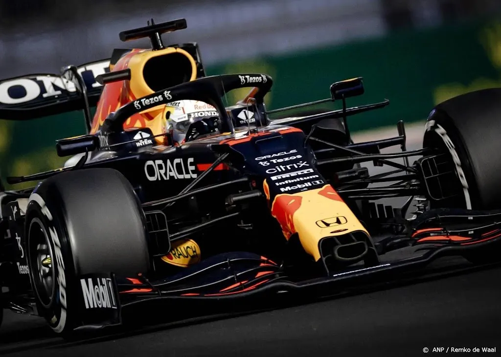 verstappen passeert hamilton in slotronde en pakt wereldtitel1639320320