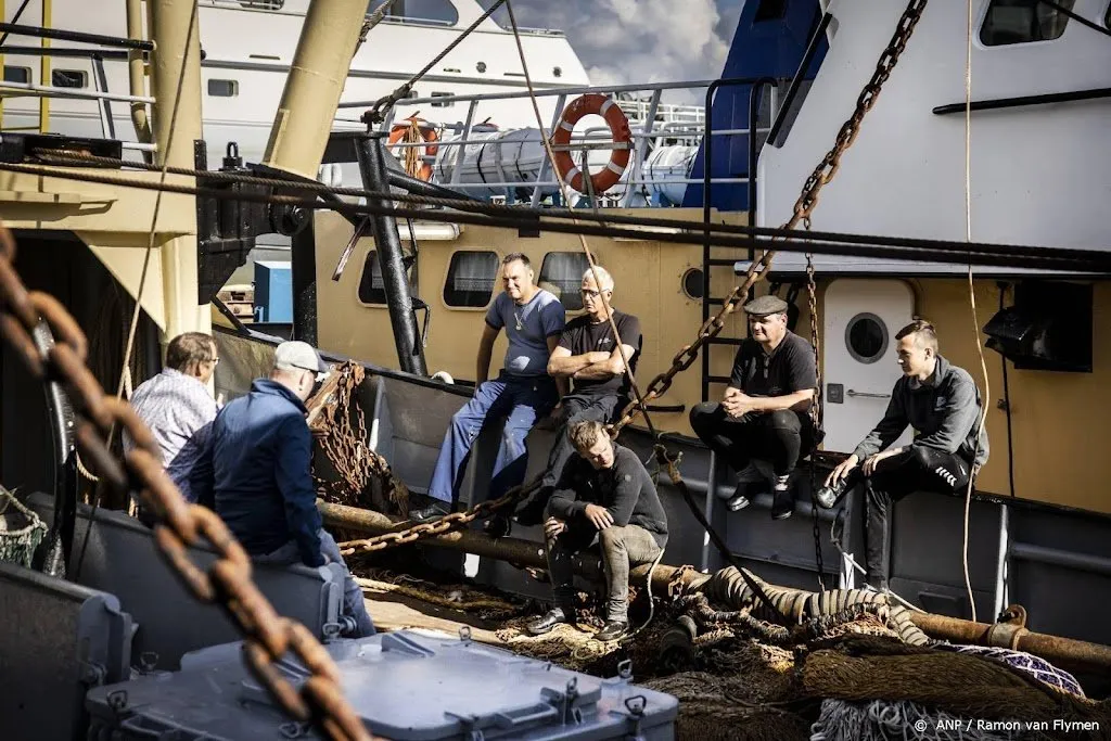 vissers sluiten zich aan bij stikstofprotesten met havenblokkade1656914914